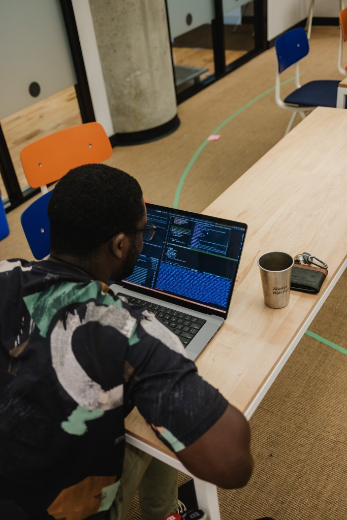 Ingénieur logiciel au travail, code de débogage.