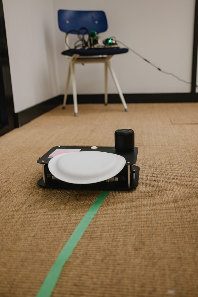 Notre robot porte un chapeau en assiette en carton.